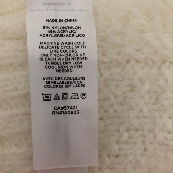 😁 cozy white shawl (BRAND NEW WITH TAGS) - Picture 4 of 5